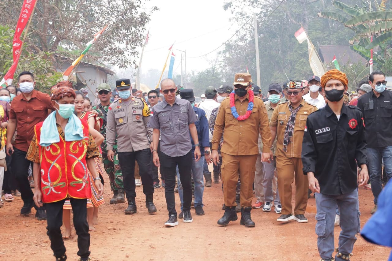 Listrik Mulai Mengalir ke 144 Rumah di Pelosok Ketapang, Warga Juga Dapat Layanan Gratis